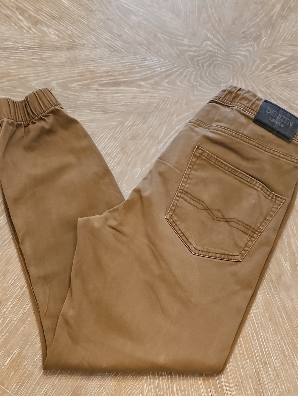 Denizen from Levi's tan casual jogger with black logo tab